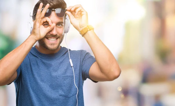 Giovane Bell Uomo Che Indossa Cuffie Ascoltare Musica Sfondo Isolato — Foto Stock