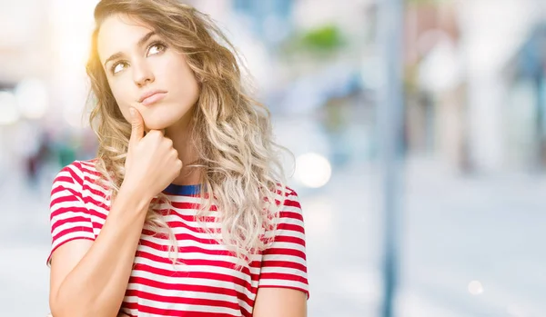 Güzel Sarışın Genç Kadın Elle Çene Düşünme Hakkında Soru Dalgın — Stok fotoğraf