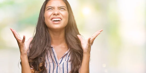 Joven Mujer Árabe Hermosa Sobre Fondo Aislado Loco Loco Gritando —  Fotos de Stock