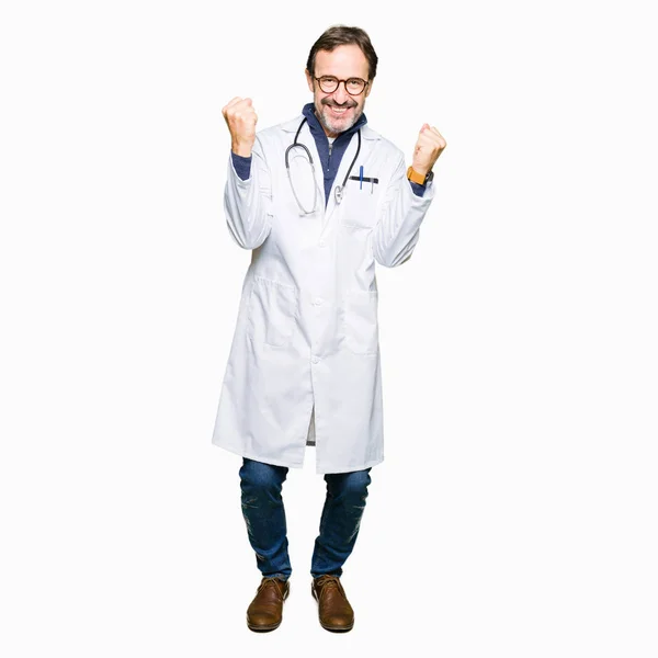 Красивий Середнього Віку Лікар Чоловік Медичному Пальто Святкує Здивований Вражений — стокове фото
