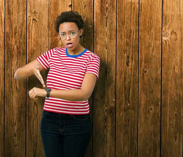 Mooie Jonge African American Vrouw Bril Geïsoleerde Achtergrond Haast Wijzende — Stockfoto