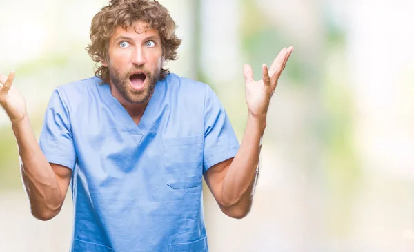 Yakışıklı Spanyol Cerrah Doktor Adam Deli Kutluyor Arka Plan Izole — Stok fotoğraf