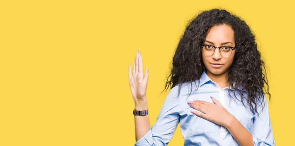 Joven Chica Negocios Hermosa Con Pelo Rizado Con Gafas Juramento —  Fotos de Stock