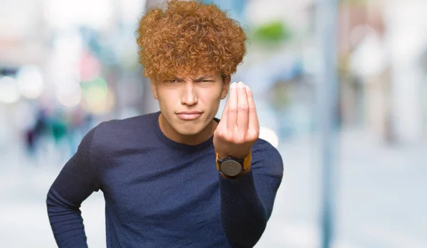 Jovem Homem Bonito Com Cabelo Afro Fazendo Gesto Italiano Com — Fotografia de Stock