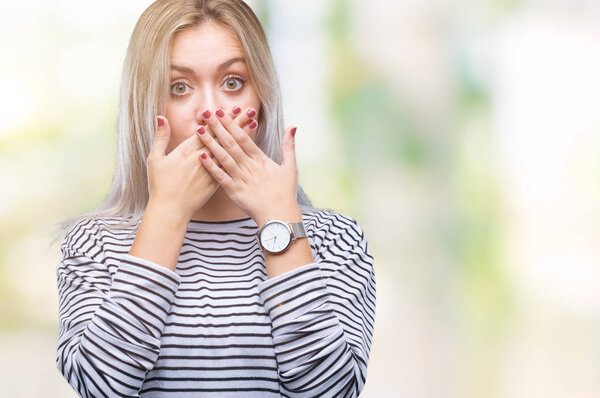 Молодая блондинка на изолированном фоне шокировала закрывая рот руками за ошибку. Секретная концепция
.