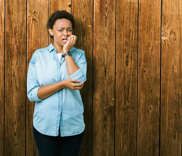 Młode Piękne African American Kobieta Białym Tle Patrząc Zestresowany Zdenerwowany — Zdjęcie stockowe