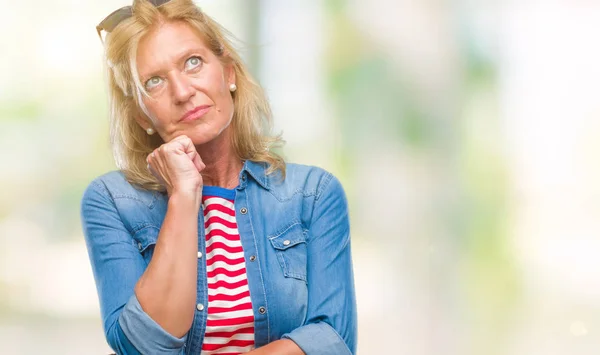 Orta Yaş Sarışın Kadın Elle Çene Düşünme Hakkında Soru Dalgın — Stok fotoğraf