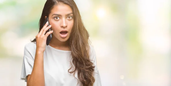 Joven Mujer Árabe Hermosa Hablando Por Teléfono Sobre Fondo Aislado — Foto de Stock