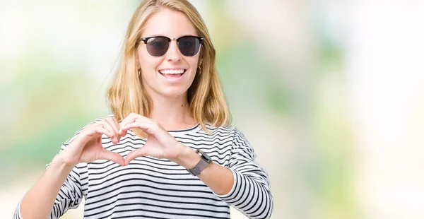 Belle Jeune Femme Portant Des Lunettes Soleil Sur Fond Isolé — Photo