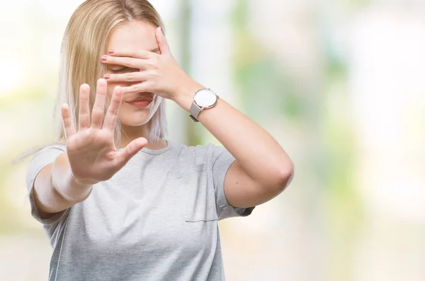 Mujer Rubia Joven Sobre Fondo Aislado Cubriendo Los Ojos Con —  Fotos de Stock