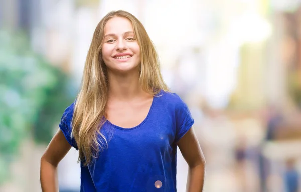 Joven Mujer Rubia Hermosa Sobre Fondo Aislado Con Una Sonrisa —  Fotos de Stock