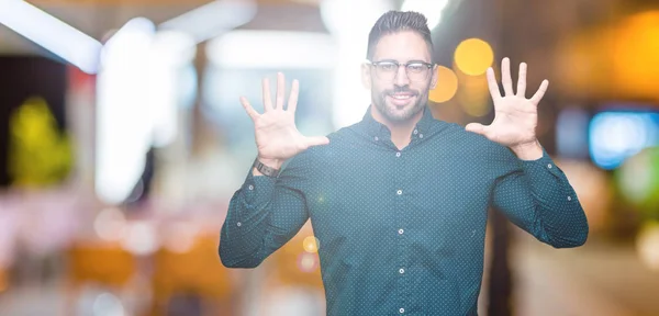 Joven Hombre Negocios Guapo Con Gafas Sobre Fondo Aislado Mostrando — Foto de Stock