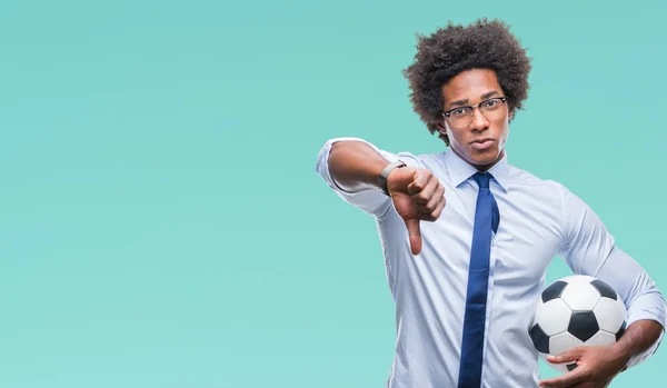 Afro Amerikanischer Manager Hält Fußballball Über Isoliertem Hintergrund Mit Wütendem — Stockfoto