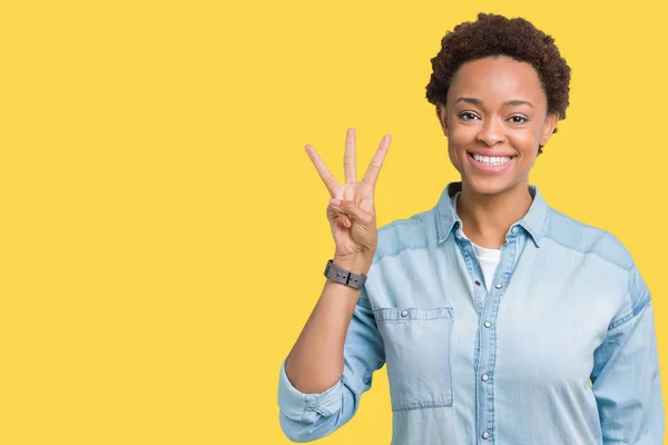 Joven Hermosa Mujer Afroamericana Sobre Fondo Aislado Mostrando Apuntando Hacia —  Fotos de Stock