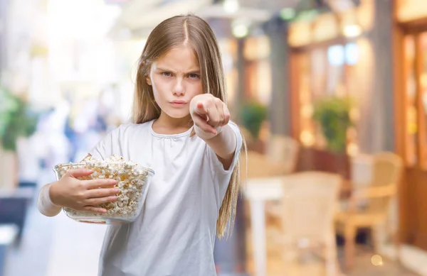 ポップコーン スナックを食べて美しい少女分離カメラと 正面からポジティブで自信のジェスチャーと指差し呼称の背景 — ストック写真