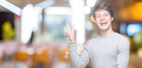 Jovem Homem Bonito Usando Camisola Inverno Sobre Fundo Isolado Sorrindo — Fotografia de Stock