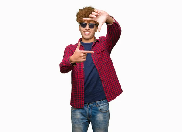 Stilig Ung Man Med Afro Hår Bär Solglasögon Leende Gör — Stockfoto