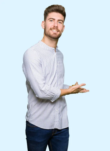 Jovem Homem Bonito Convidando Para Entrar Sorrindo Natural Com Mão — Fotografia de Stock