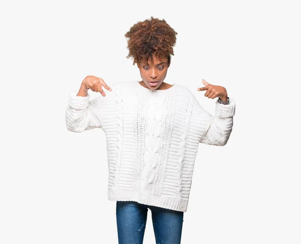 Bella Giovane Donna Afroamericana Che Indossa Maglione Invernale Sfondo Isolato — Foto Stock