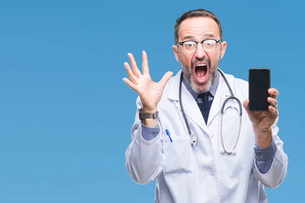 Medelåldern Senior Hoary Doktor Mannen Visar Smartphone Skärmen Över Isolerade — Stockfoto