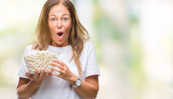 Średnim Wieku Hiszpanin Kobieta Jedzenie Popcorn Białym Tle Przestraszony Szoku — Zdjęcie stockowe