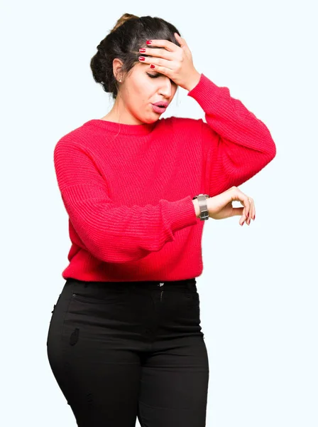 Jovem Mulher Bonita Vestindo Camisola Vermelha Pão Olhando Para Relógio — Fotografia de Stock