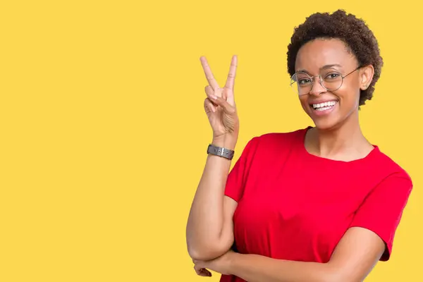 Linda Jovem Afro Americana Usando Óculos Sobre Fundo Isolado Sorrindo — Fotografia de Stock