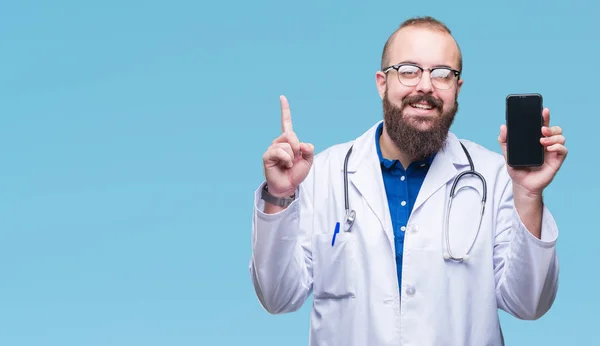 Mladý Lékař Muž Zobrazeno Smartphone Obrazovky Izolované Pozadí Překvapilo Nápad — Stock fotografie