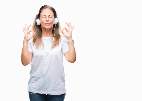 Hispanische Frau Mittleren Alters Hört Musik Trägt Kopfhörer Über Isoliertem — Stockfoto