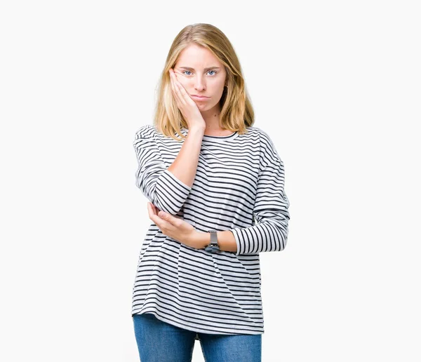 Mulher Bonita Usando Listras Suéter Sobre Fundo Isolado Pensando Que — Fotografia de Stock