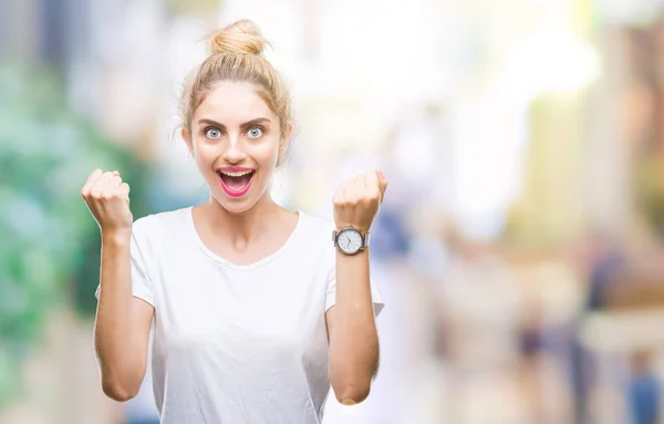 Jonge Mooie Blonde Vrouw Met Witte Shirt Het Vieren Van — Stockfoto