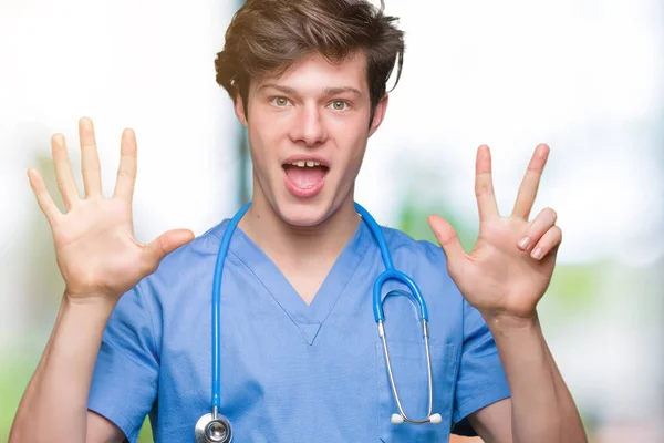 Joven Doctor Vistiendo Uniforme Médico Sobre Fondo Aislado Mostrando Señalando — Foto de Stock