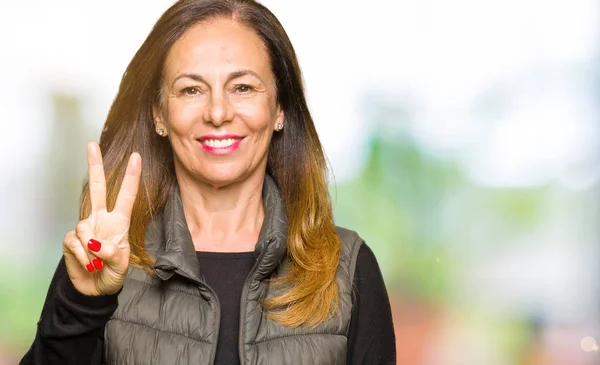 Mooie Middelbare Leeftijd Vrouw Dragen Winter Vest Tonen Met Vingers — Stockfoto