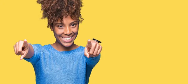 Linda Jovem Afro Americana Sobre Fundo Isolado Apontando Para Você — Fotografia de Stock