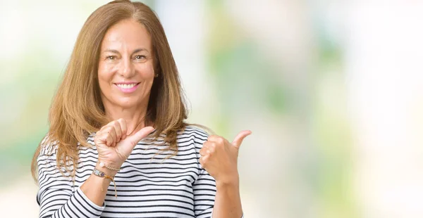 Hermosa Mujer Mediana Edad Con Suéter Rayas Sobre Fondo Aislado — Foto de Stock