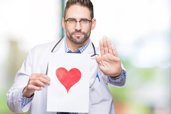 Guapo Joven Doctor Hombre Sosteniendo Papel Con Corazón Rojo Sobre — Foto de Stock