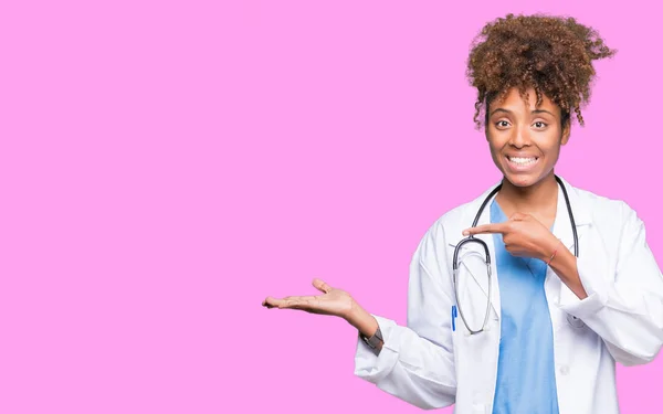 Joven Africana Americana Médico Mujer Sobre Aislado Fondo Asombrado Sonriendo — Foto de Stock