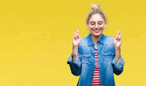 Joven Mujer Rubia Hermosa Con Gafas Sobre Fondo Aislado Sonriendo —  Fotos de Stock