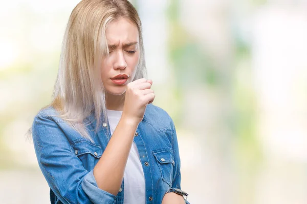 Wanita Pirang Muda Atas Latar Belakang Terisolasi Merasa Tidak Enak — Stok Foto