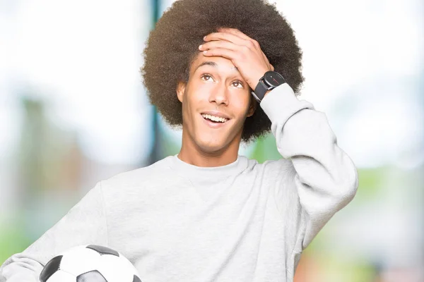 Молодий Афроамериканець Людиною Афро Волосся Тримаючи Футбол Футбольний Підкреслив Рук — стокове фото