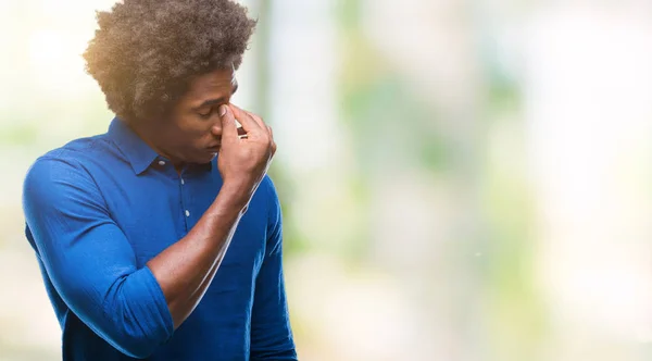 Homem Afro Americano Sobre Fundo Isolado Cansado Esfregando Nariz Olhos — Fotografia de Stock