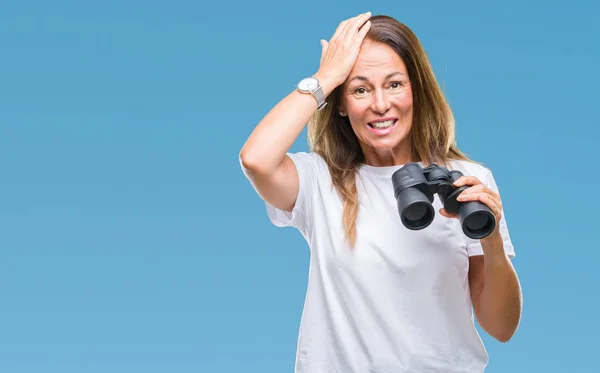 Hispanische Frau Mittleren Alters Die Durch Ferngläser Über Isolierten Hintergrund — Stockfoto