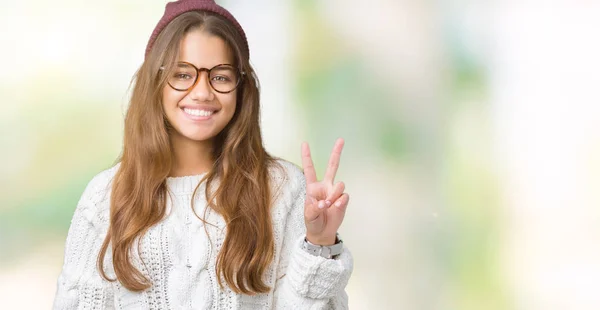 Νέοι Όμορφη Μελαχρινή Hipster Γυναίκα Φοράει Γυαλιά Και Καπέλο Χειμώνα — Φωτογραφία Αρχείου