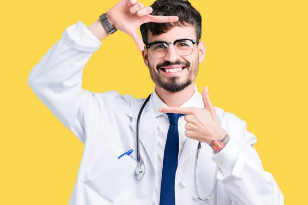 年轻的医生穿医院外套在孤立的背景微笑的框架用手和手指与愉快的面孔 创意和摄影理念 — 图库照片