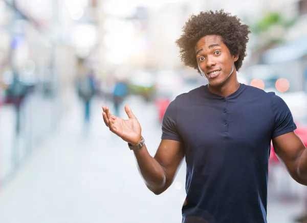 Hombre Afroamericano Sobre Fondo Aislado Expresión Despistada Confusa Con Los — Foto de Stock