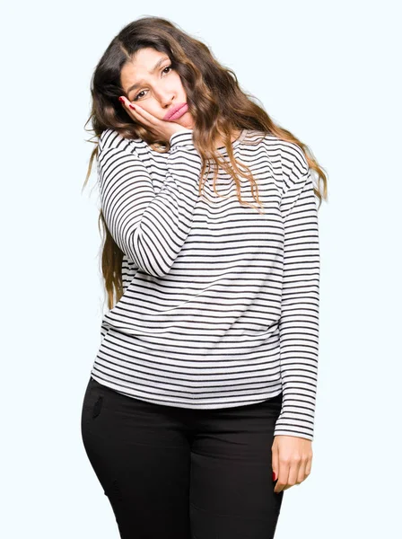 Młoda Kobieta Piękne Noszenie Paski Sweterek Myślenia Patrząc Zmęczony Znudzony — Zdjęcie stockowe