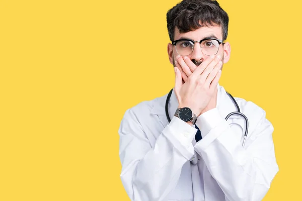 若い医者のミスのための手で口を覆っているショックを受けた分離の背景の上病院コートを着た男 秘密の概念 — ストック写真