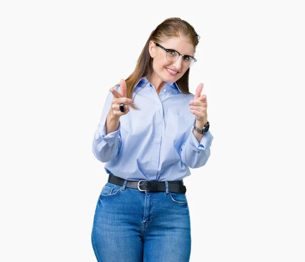 美しい中年成熟したビジネス女性が幸せと面白い顔でカメラに指を指して孤立の背景にメガネを着用します 良いエネルギーとヴァイブス — ストック写真