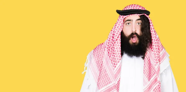 Arabischer Geschäftsmann Mit Langen Haaren Trägt Traditionellen Keffiyeh Schal Schockgesicht — Stockfoto