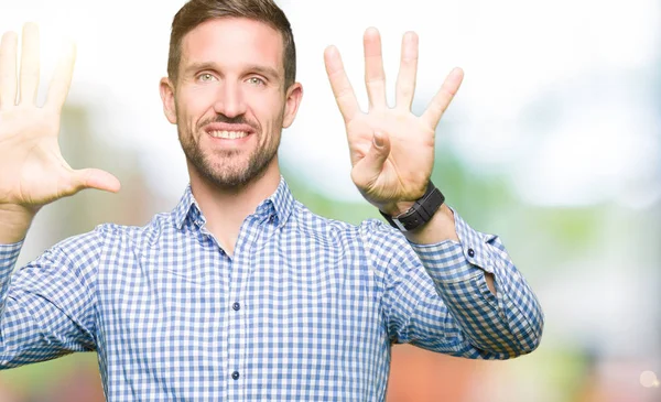 Hombre Negocios Guapo Con Ojos Azules Mostrando Apuntando Hacia Arriba —  Fotos de Stock